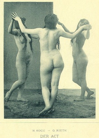 женщина с распущенными волосами и толстой задницей с отражением в двух зеркалах, ретро фото эротика