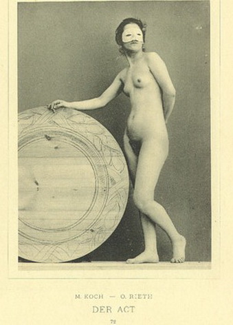 голая женщина в маске с ненормально волосатым лобком стоит возле огромной тарелки , ретро фото эротика