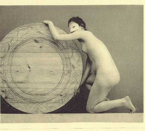 голая женщина в маске держит огромную тарелку, ретро фото эротика