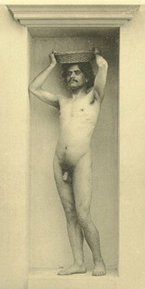 Несун. голый мужчина с корзинкой на голове, ретро фото эротика