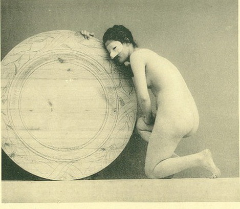 Тарелка. женщина в голом виде с муляжем огромной тарелки, ретро фото эротика