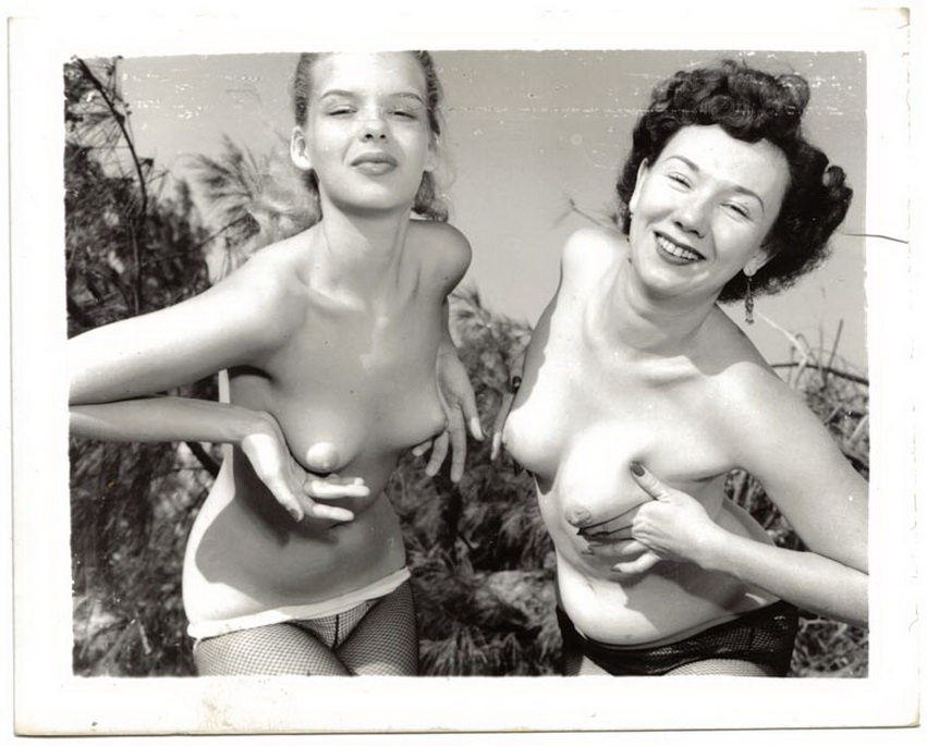 нулевой размер. женщина с девушкой демонстрируют маленькие груди, ретро фото эротика