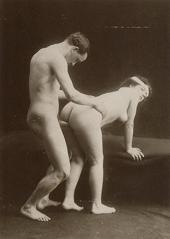 половой акт в позе мужчина сзади стоя, ретро фото эротика