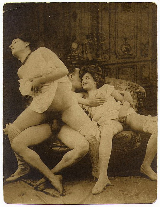 две женщины в сорочках в половом акте с мужчиной, ретро фото эротика