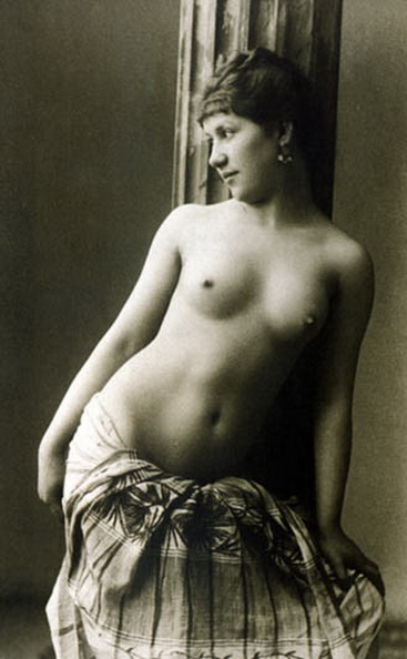 голое женское тело у колонны, ретро фото эротика