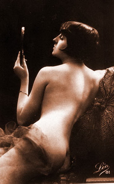 женщина рассматривающая свое лицо в зеркальце, ретро фото эротика