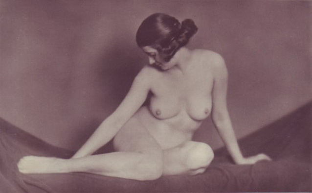 обнаженная женщина сидящая с ногами на кровати, ретро фото эротика