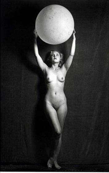 девушка с лунным шаром, ретро фото эротика