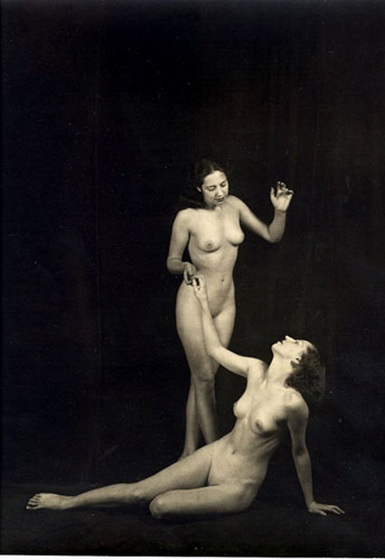 две голых женщины на фоне занавеса, ретро фото эротика