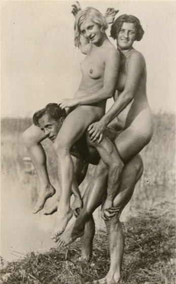 Булливар не вынесет двоих. две голых девушки сидят на спине голого мужчины, ретро фото эротика