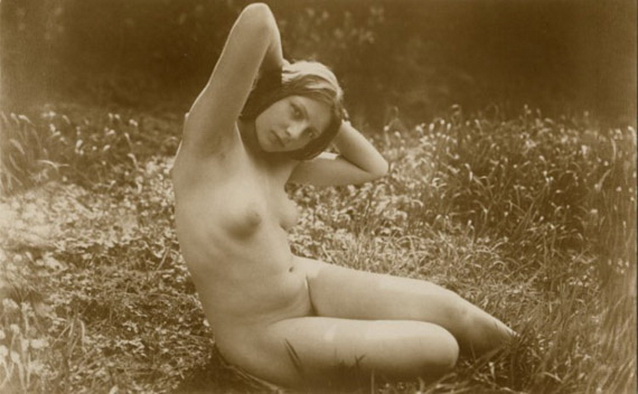 девушка с маленькими грудками на лугу, ретро фото эротика