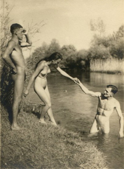 купание на троих, два голых мужика и обнаженная девушка у пруда, ретро фото эротика