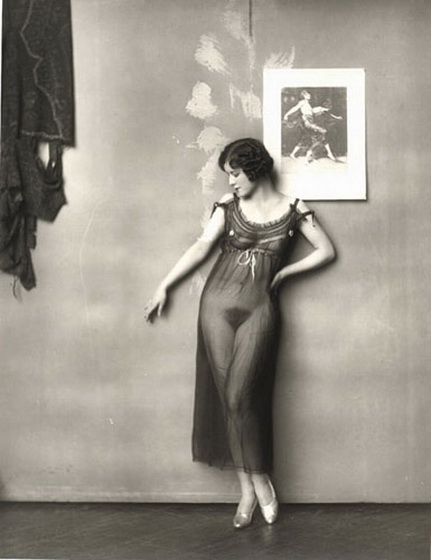 балерина в прозрачном платье и с небритым лобком, ретро фото эротика