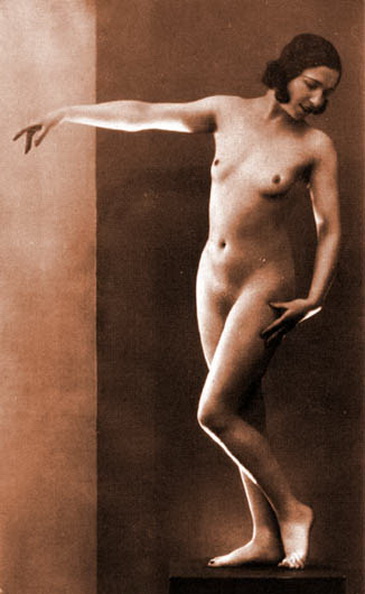 Дискобол. голая женщина стоит в позе дискобола, ретро фото эротика