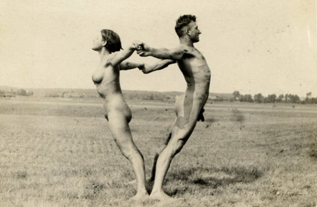 голые мужчина и женщина делают гимнастику вместе, ретро фото эротика