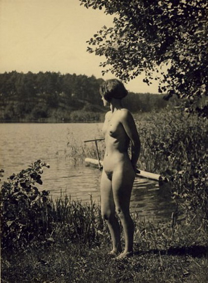 голая девушка возле пруда, ретро фото эротика