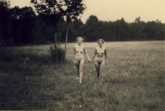 две голых тетки на лугу, ретро фото эротика