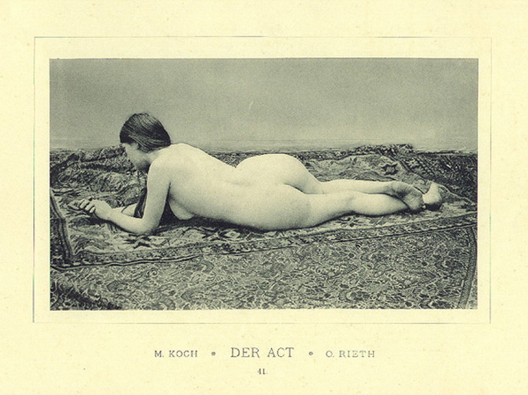 голая толстая женская задница на ковре, ретро фото эротика