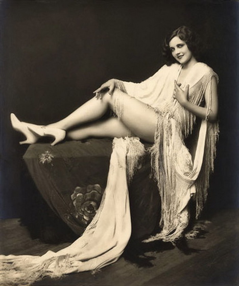 красивая девушка демонстрирует ножки, ретро фото эротика