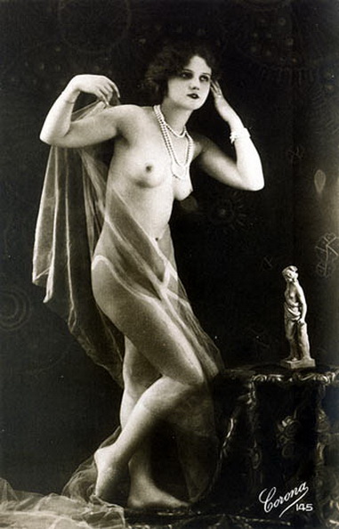 женщина изображает обнаженную статуэтку, ретро фото эротика