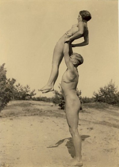 упражнение поддержка, голый мужчина держит за попу голую женщину, ретро фото эротика