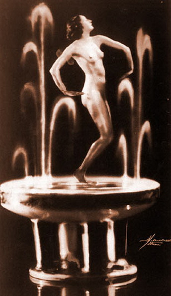 обнаженная девушка в фонтане, ретро фото эротика