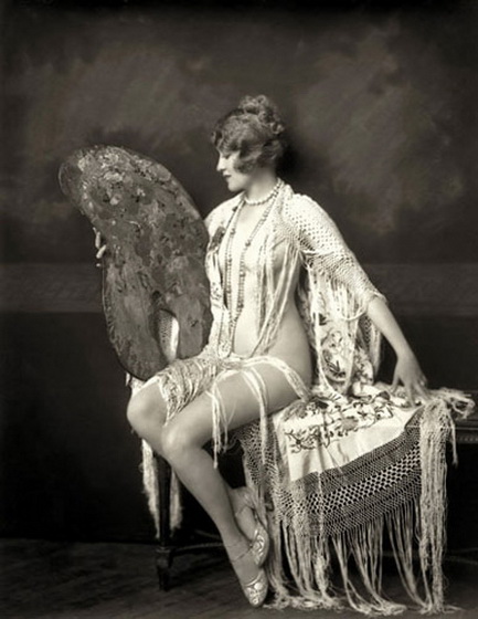 голая женщина с мольбертом, ретро фото эротика