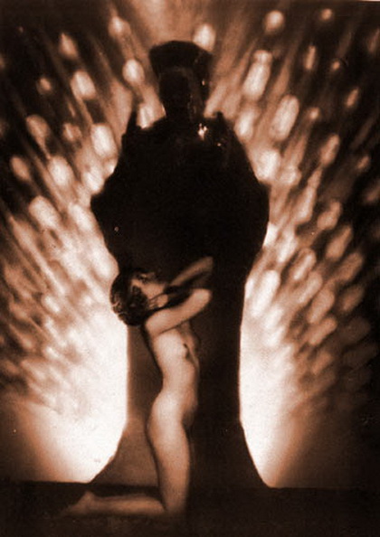 обнаженная женщина на коленях перед статуей, ретро фото эротика