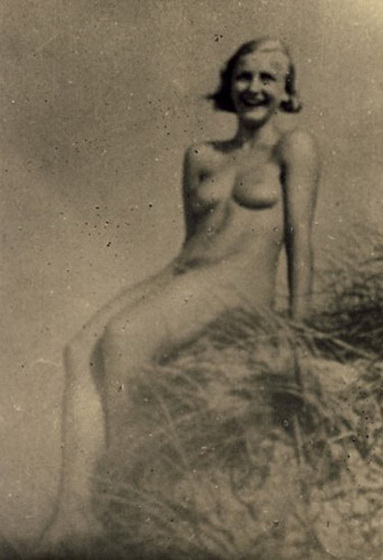 голая девушка на сене, ретро фото эротика