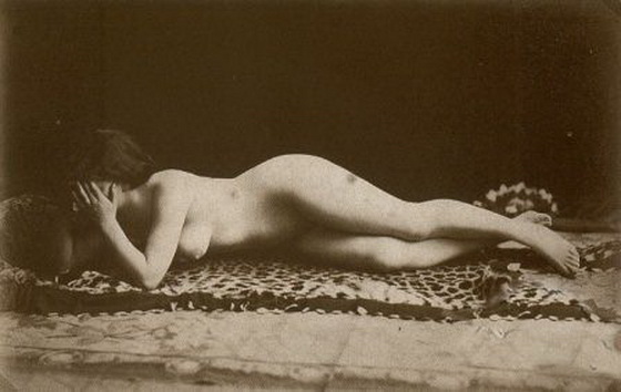 смущение. голая женщина лежит на животе на кровати, американское ретро порно фото