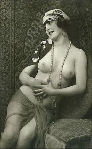 Американское порно. Ожерелье, голые сиськи и цветастый платок, американское ретро порно фото