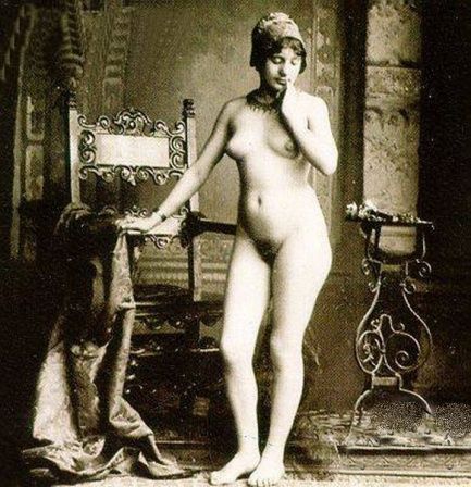 толстенькая голая женщина в навороченной шляпке, американское ретро порно фото