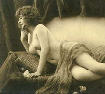 голая пышнотелая женщина лежит на диване, американское ретро порно фото