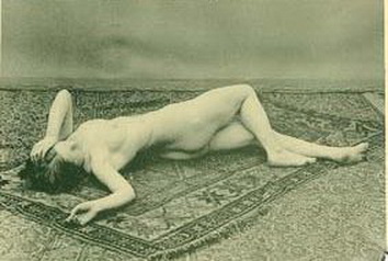 голая тетка валяется на полу, американское ретро порно фото