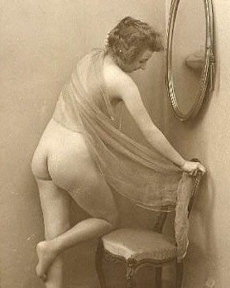 женщина с толстой попой перед зеркалом, американское ретро порно фото
