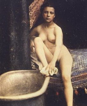 женщина в неглиже вытирается после ванны, американское ретро порно фото