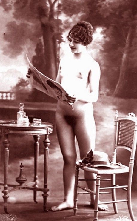 пышная женщина в голом виде читает журнал, американское ретро порно фото