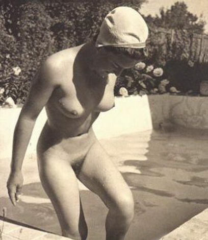 голая женщина в купальной шапочке у бассейна, американское ретро порно фото