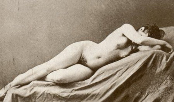 голая женщина лежит на боку на покрывале, американское ретро порно фото