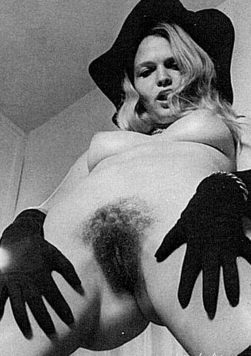 Перчатки. Женщина в черных перчатках выставила перед камерой волосатую вагину,  американское порно, американское ретро порно фото
