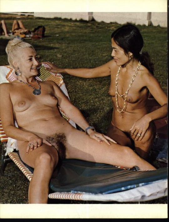 старая голая леди со служанкой на пляже,  цветное ретро порно фото
