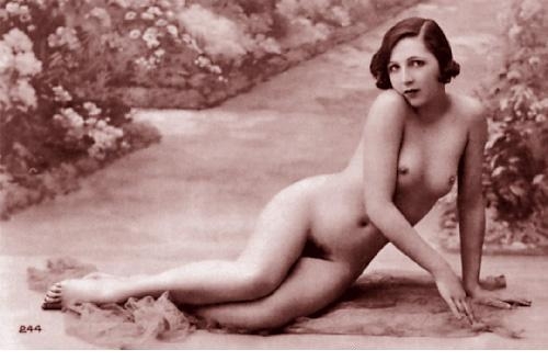 голенькая молоденькая девушка в саду, ретро фото эротики секса
