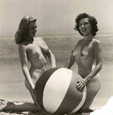 две голых девушки позируют с надувным мячом на фоне моря, ретро фото эротики секса