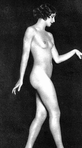 фото голой модели стоящей в профиль на темном фоне, эротика секс ретро фото
