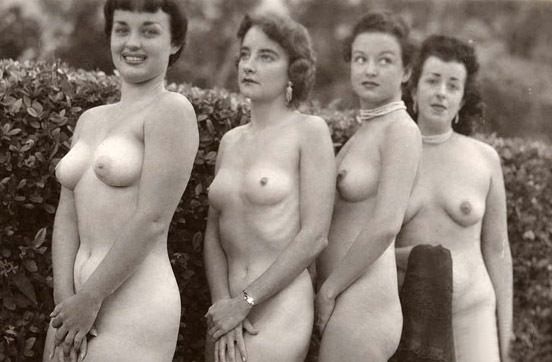 четыре голых тетки прикрывают срам руками, эротика секс ретро фото