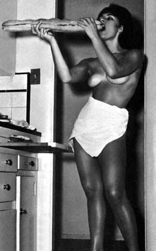 голая хозяйка на кухне с огромным сэндвичем во рту, эротика секс ретро фото