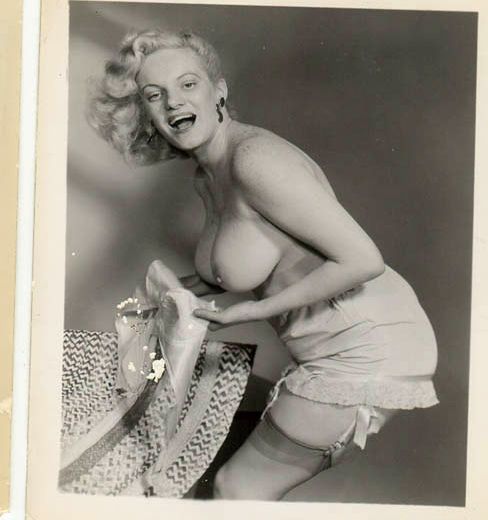 довольно неприятная зрелая дама изображает падение лифчика с больших грудей, ретро фото эротики секса