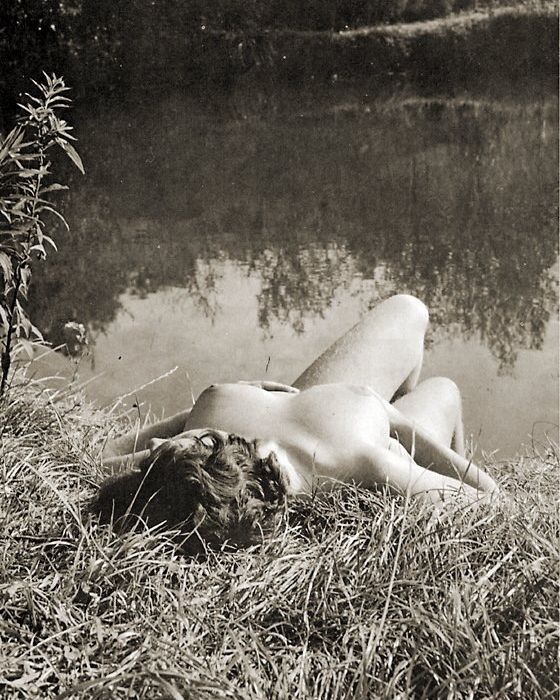 ретро фото голой женщины лежащей на берегу реки, вид со стороны головы на торчащие сиськи и колени, ретро фото эротики секса