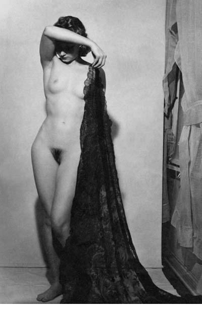 голая девушка с ажурным покрывалом, ретро фото эротики секса