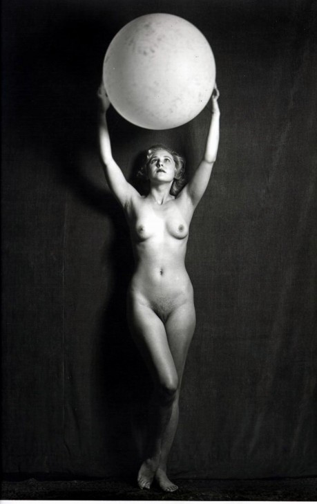 голая девушка с шаром, ретро фото эротики секса